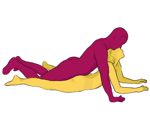 Женщина удобно лежит на животе, раздвигает ноги и, изгибаясь, приподнимает сексуально...